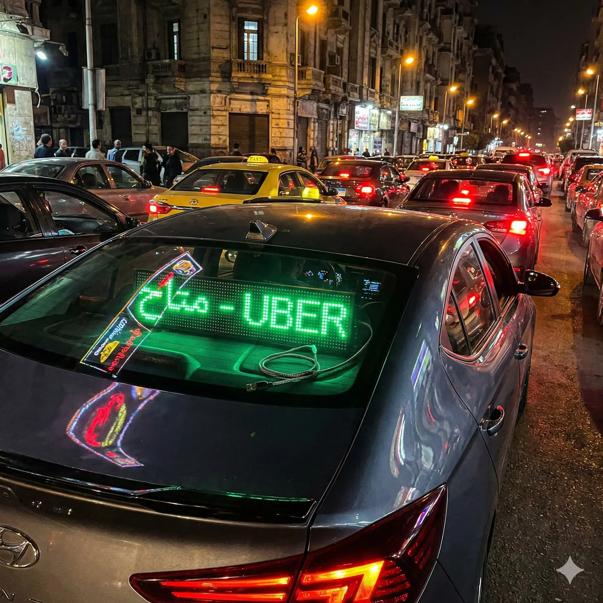 سيارة أوبر في شوارع القاهرة ليلاً مع شاشة LED